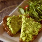 Guacamole auf Toast