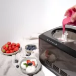 Eismaschine mit Kompressor wird befüllt