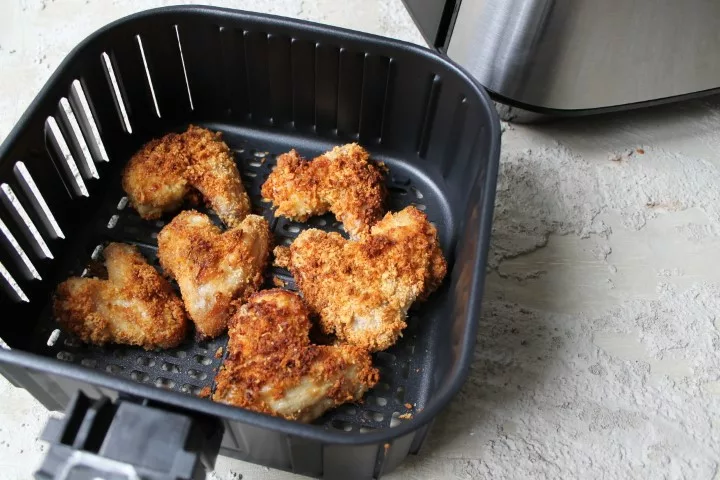 Eine Portion Chicken Wings in der Heißluftfritteuse