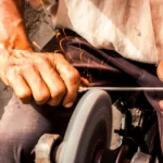 Traditionelles Messerschärfen am Stein