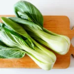 Pak Choi auf Schneidebrett