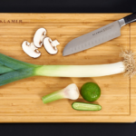 Schneidebrett aus Bambus mit Gemüse