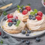 Baiser mit Früchten