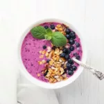 Blaubeer-Smoothie Bowl mit Granola