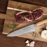 Damast Chefmesser auf Schneidebrett