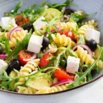 Griechischer Nudelsalat mit Tomaten, Oliven und Feta