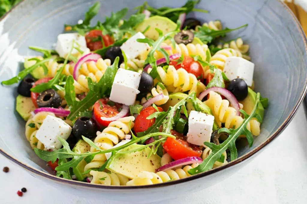 Griechischer Nudelsalat mit Tomaten, Oliven und Feta