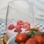 Himbeereis im Glas