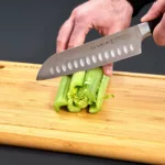 Santoku-Messer beim schneiden