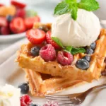 Waffeln mit Beeren und Eis