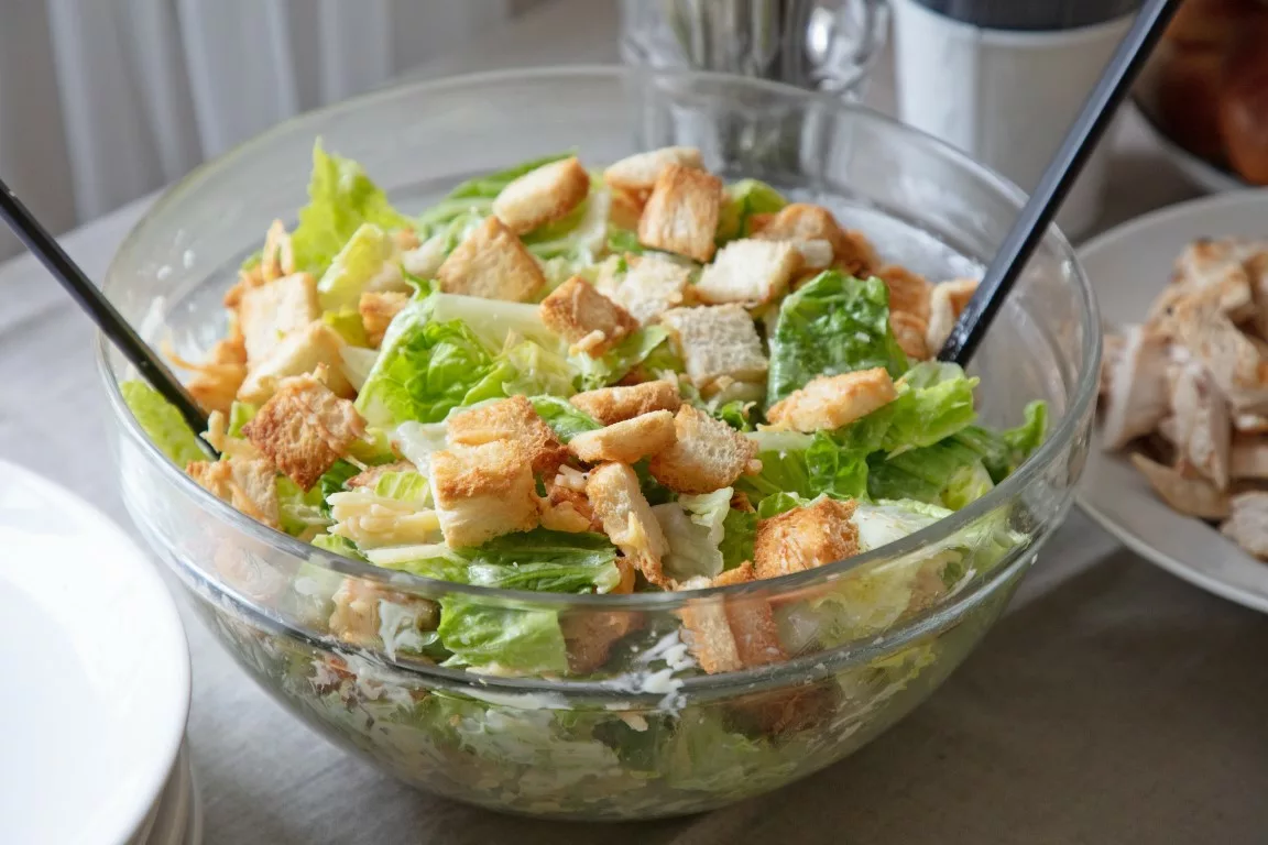 Schüssel mit Caesar Salad