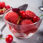 Sorbet mit frischen Kirschen