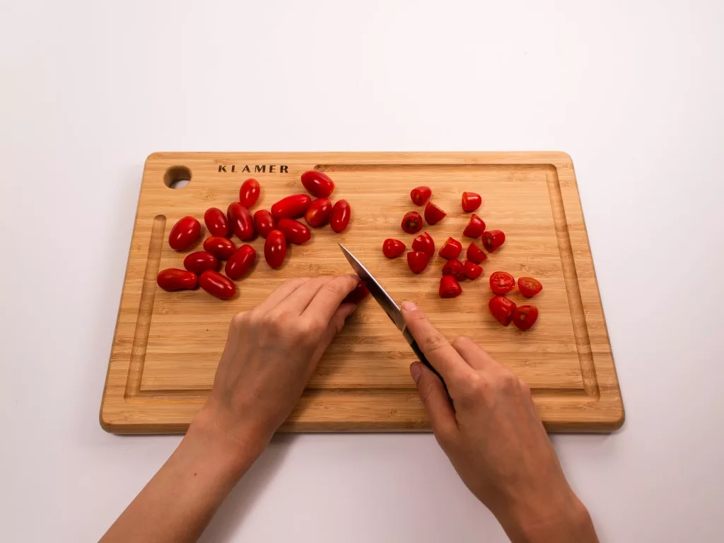Kirschtomaten schneiden
