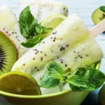 Kiwi Sorbet als Eis in einer Schale mit Kiwi und Minze