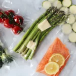 Verschiedene vakuumierte Lebensmittel - Gemüse und Lachs