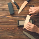 Schleifen des Damastmessers mit einem Schleifstein