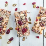 selbstgemachte müsliriegel mit getrockneten früchten