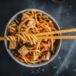 Veganer Wok mit Udon-Nudeln und Tofu