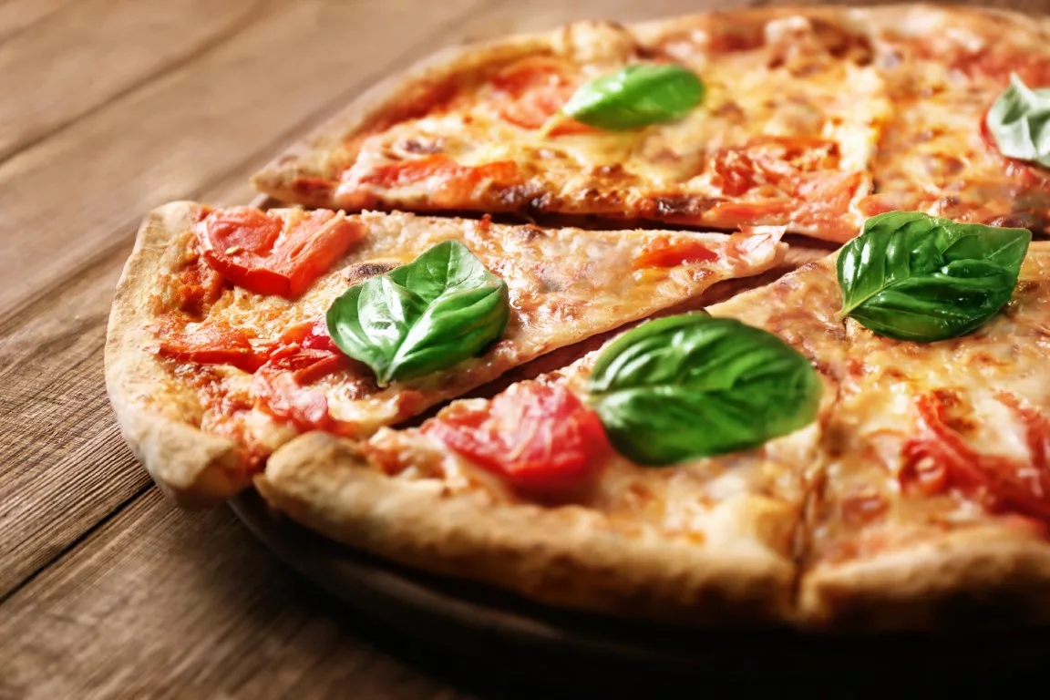 Grillpfannen Pizza mit Mozzarella Tomaten Basilikum