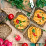 Linsenaufstrich auf Schwarzbrot