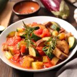 Ratatouille Rezept mit frischem Gemüse in einer weißen Schale serviert