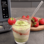 Strawberry Matcha Milkshake im Glas, zubereitet mit dem KLAMER Mixer, dekoriert mit Erdbeeren