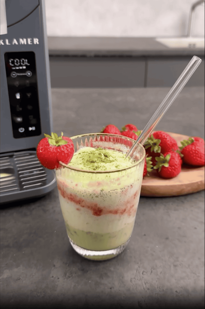 Strawberry Matcha Milkshake im Glas, zubereitet mit dem KLAMER Mixer, dekoriert mit Erdbeeren
